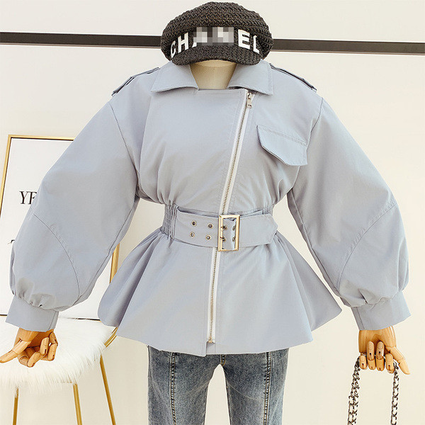 Modern női kabát övvel és aszimmetrikus rögzítéssel, négy színben