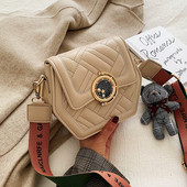 Geantă de mână elegantă cu elemente metalice și mâner lung