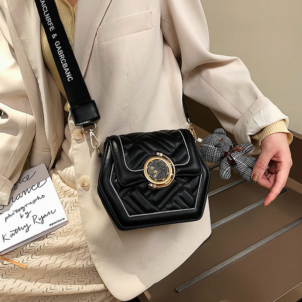 Geantă de mână elegantă cu elemente metalice și mâner lung