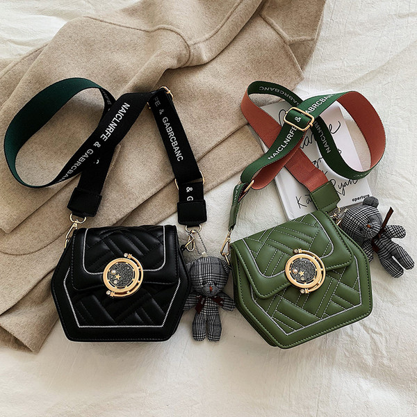 Geantă de mână elegantă cu elemente metalice și mâner lung