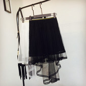 Fusta de dama cu model asimetric din dantela alb-negru