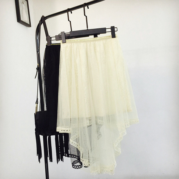 Fusta de dama cu model asimetric din dantela alb-negru