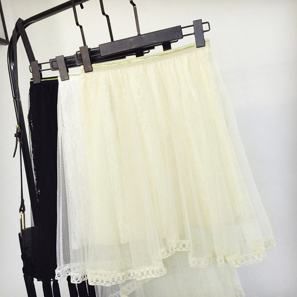 Fusta de dama cu model asimetric din dantela alb-negru