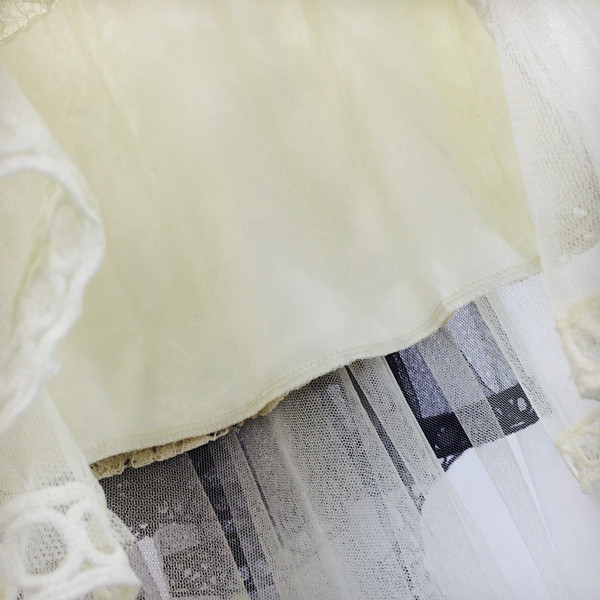 Fusta de dama cu model asimetric din dantela alb-negru