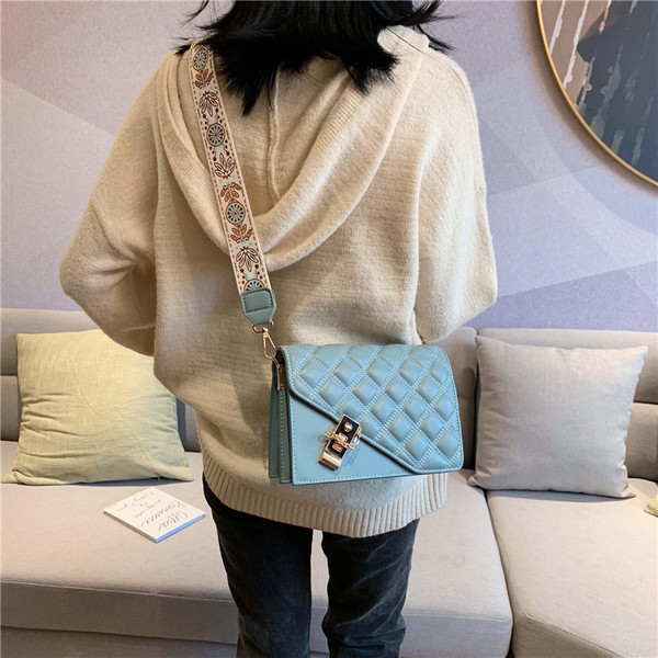 Modern női táska hosszú mintás fogantyúval, fém elemekkel