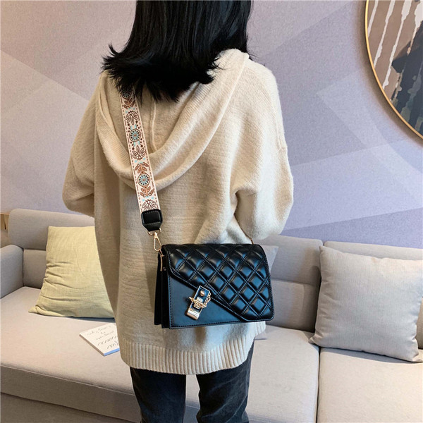 Modern női táska hosszú mintás fogantyúval, fém elemekkel