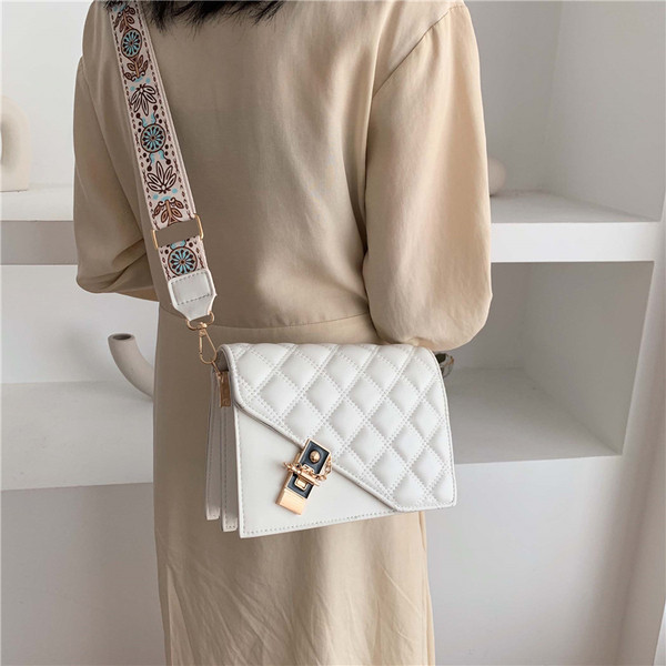 Modern női táska hosszú mintás fogantyúval, fém elemekkel