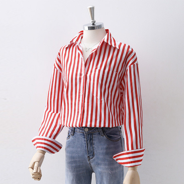 Ριγέ γυναικείο πουκάμισο με κλασικό γιακά με κόκκινο χρώμα