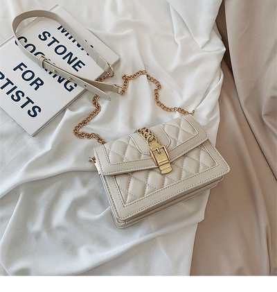 Μοντέρνα γυναικεία τσάντα με μεταλλική πόρπη και μακρά λαβή