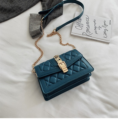 Μοντέρνα γυναικεία τσάντα με μεταλλική πόρπη και μακρά λαβή