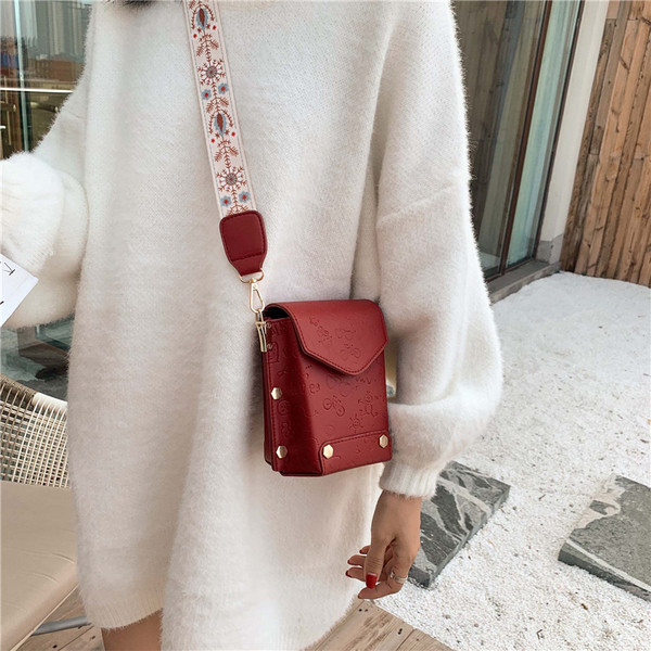 Modern női táska fekete, piros, bézs és barna színekben