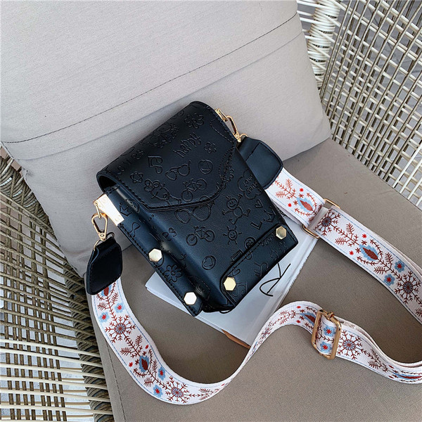 Modern női táska fekete, piros, bézs és barna színekben