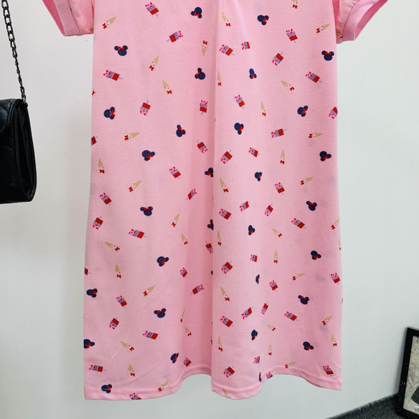 Női alkalmi ruha klasszikus gallérral, rózsaszín színben