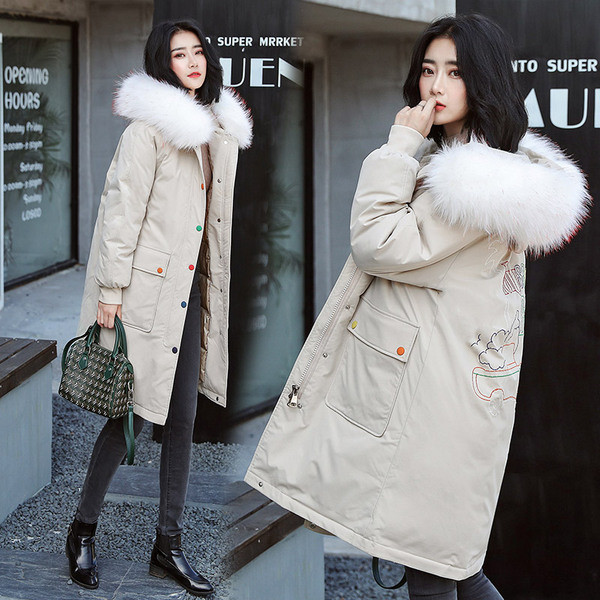 Χειμερινό γυναικείο μπουφάν με κέντημα στην πλάτη σε λευκό και μαύρο χρώμα