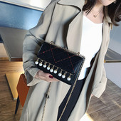 Geanta de dama eleganta cu perle si un lant lung in negru, alb, galben si verde