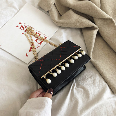 Geanta de dama eleganta cu perle si un lant lung in negru, alb, galben si verde