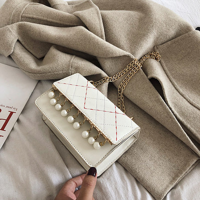 Geanta de dama eleganta cu perle si un lant lung in negru, alb, galben si verde