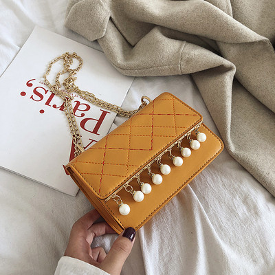 Geanta de dama eleganta cu perle si un lant lung in negru, alb, galben si verde