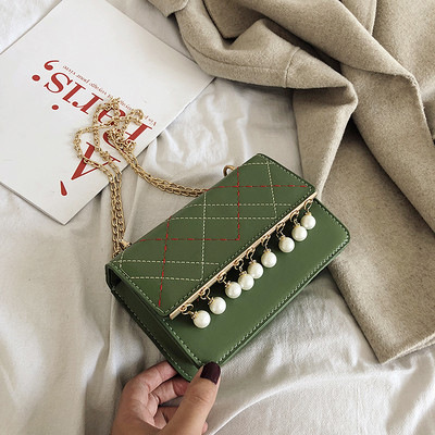 Geanta de dama eleganta cu perle si un lant lung in negru, alb, galben si verde