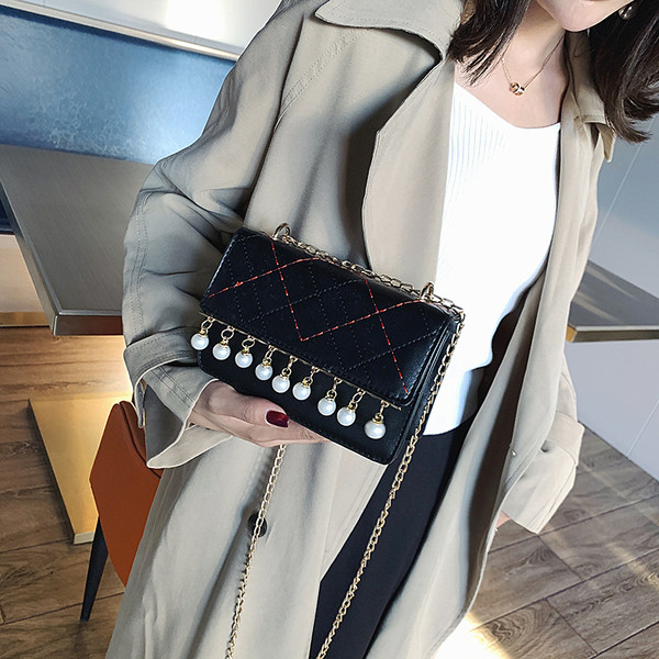 Geanta de dama eleganta cu perle si un lant lung in negru, alb, galben si verde