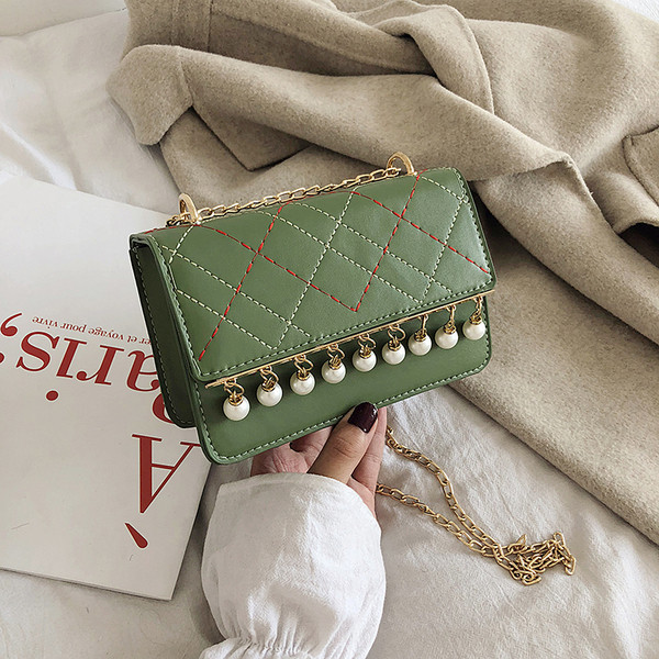 Geanta de dama eleganta cu perle si un lant lung in negru, alb, galben si verde