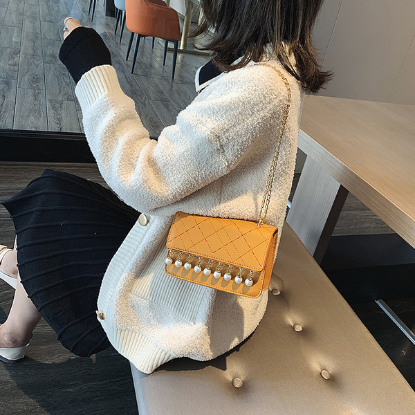 Geanta de dama eleganta cu perle si un lant lung in negru, alb, galben si verde