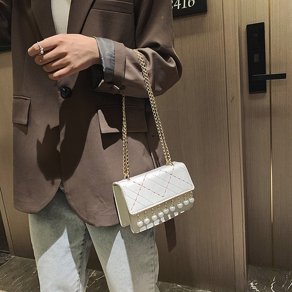 Geanta de dama eleganta cu perle si un lant lung in negru, alb, galben si verde