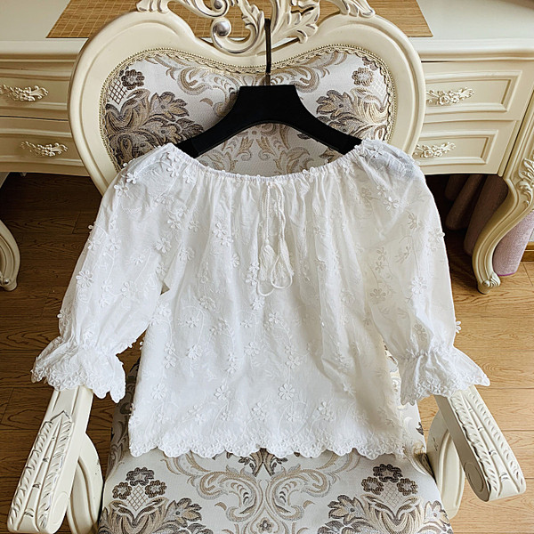 Bluza de dama cu broderie de culoare alba - model scurt