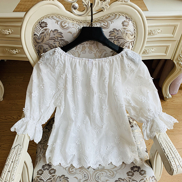 Bluza de dama cu broderie de culoare alba - model scurt