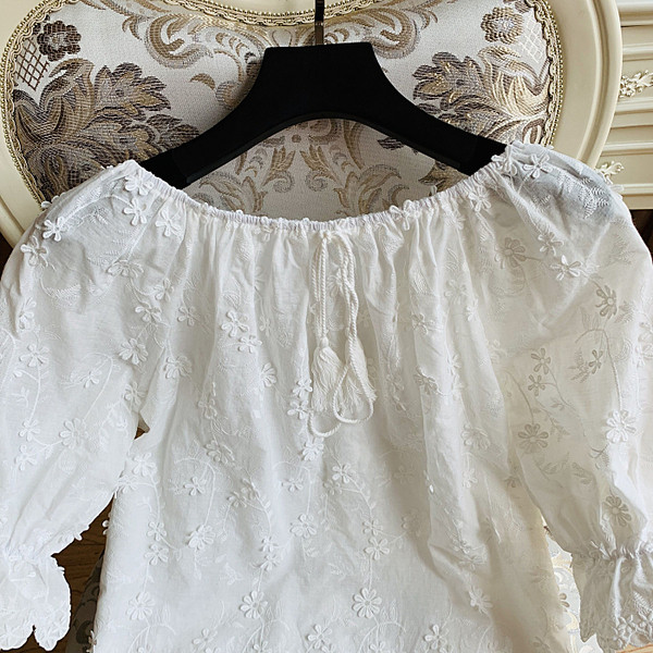 Bluza de dama cu broderie de culoare alba - model scurt