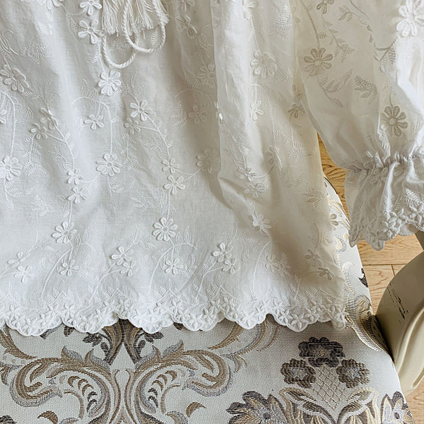 Bluza de dama cu broderie de culoare alba - model scurt