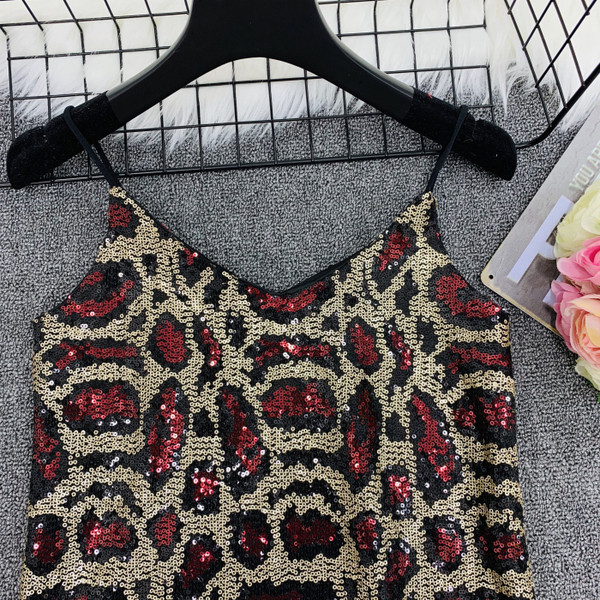 Stílusos női felső vékony pántokkal és flitterekkel