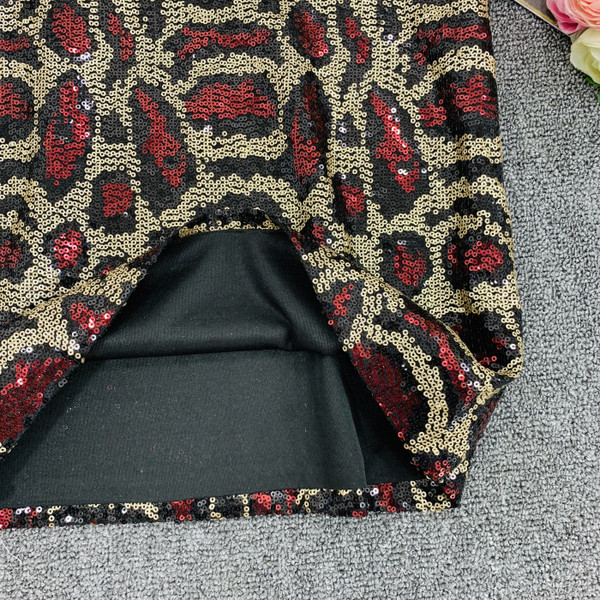 Stílusos női felső vékony pántokkal és flitterekkel