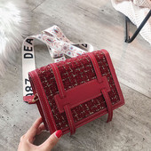 Μοντέρνα γυναικεία τσάντα ώμου σε κόκκινο, λευκό και μαύρο χρώμα