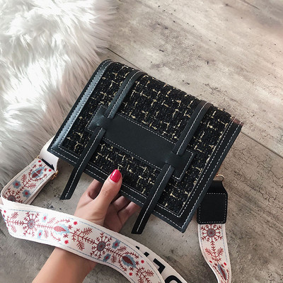 Μοντέρνα γυναικεία τσάντα ώμου σε κόκκινο, λευκό και μαύρο χρώμα