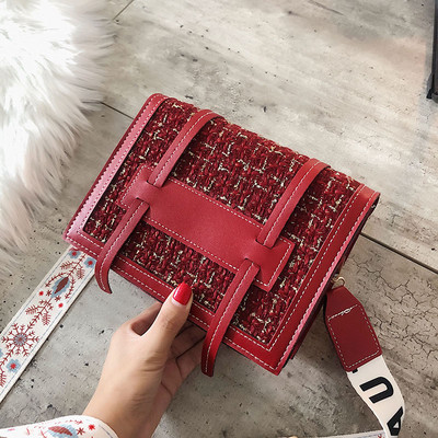 Μοντέρνα γυναικεία τσάντα ώμου σε κόκκινο, λευκό και μαύρο χρώμα