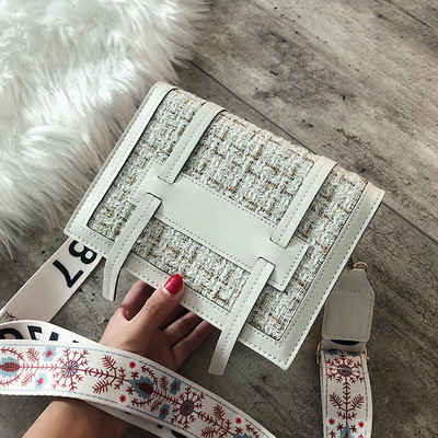 Μοντέρνα γυναικεία τσάντα ώμου σε κόκκινο, λευκό και μαύρο χρώμα