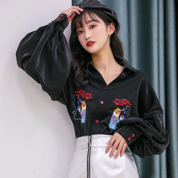 Új modell, korszerű női ing széles ujjal és fekete hímzéssel