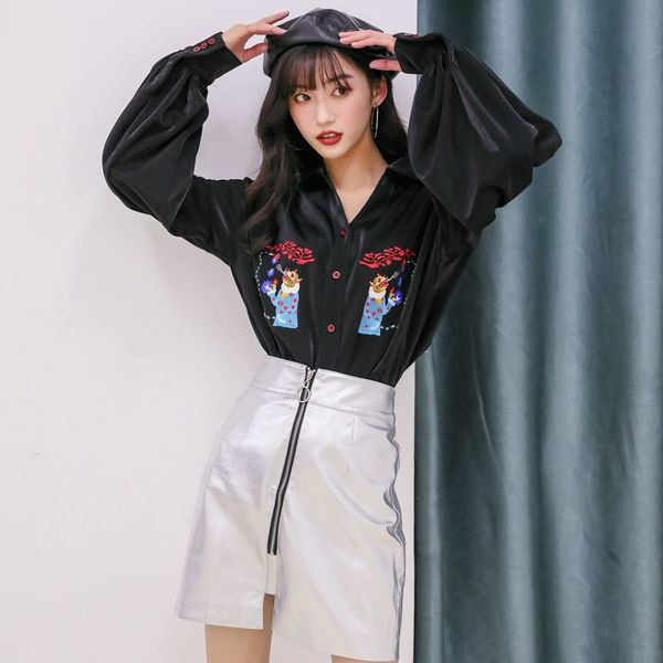 Új modell, korszerű női ing széles ujjal és fekete hímzéssel