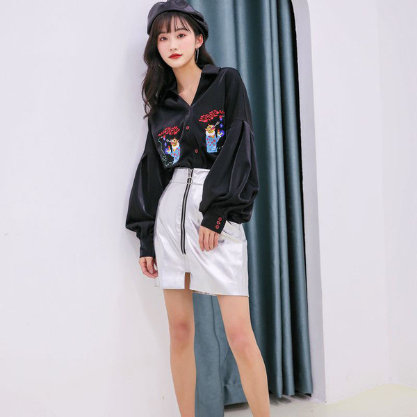 Új modell, korszerű női ing széles ujjal és fekete hímzéssel