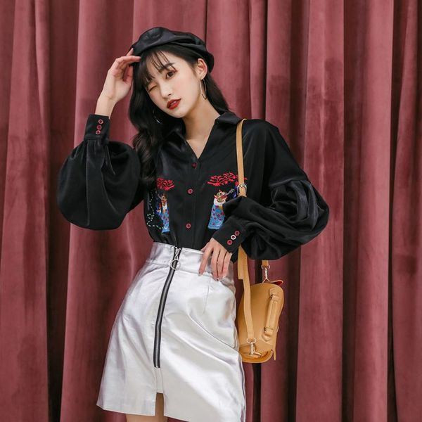 Új modell, korszerű női ing széles ujjal és fekete hímzéssel