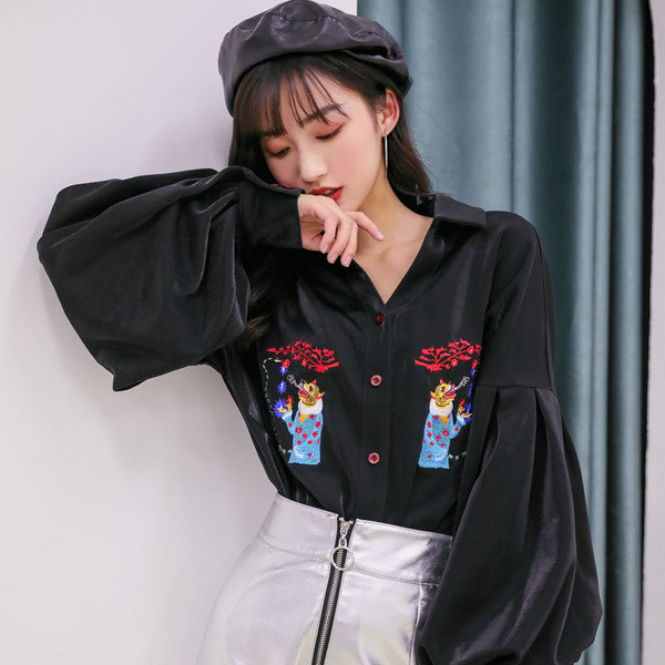 Új modell, korszerű női ing széles ujjal és fekete hímzéssel