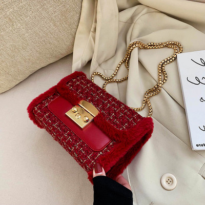 Geanta de dama moderna cu puf si inchizator metalic