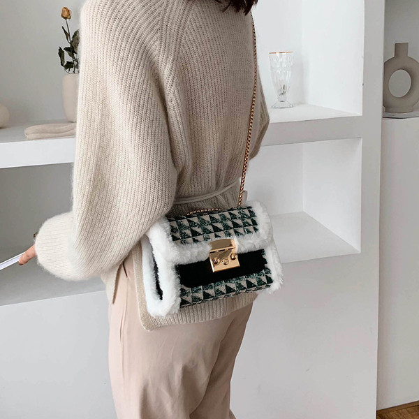 Geanta de dama moderna cu puf si inchizator metalic