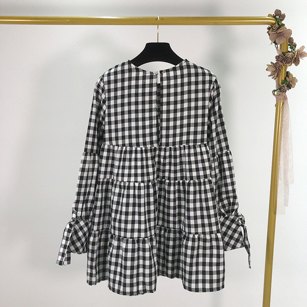 Modern női kockás blúz, hosszú ujjal és nyakkendővel