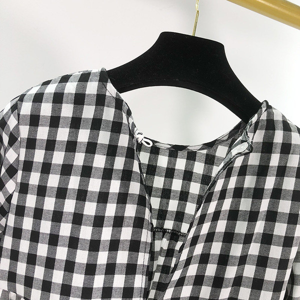 Modern női kockás blúz, hosszú ujjal és nyakkendővel