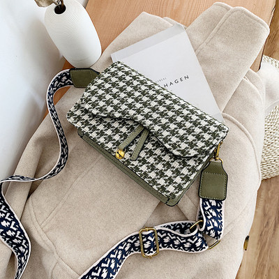 Geanta de dama moderna cu pandantiv in verde, negru, maro si albastru