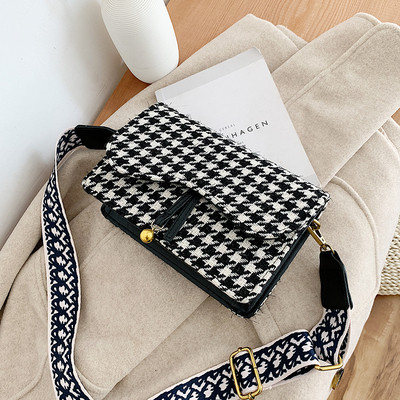 Geanta de dama moderna cu pandantiv in verde, negru, maro si albastru