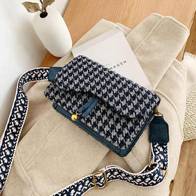 Geanta de dama moderna cu pandantiv in verde, negru, maro si albastru