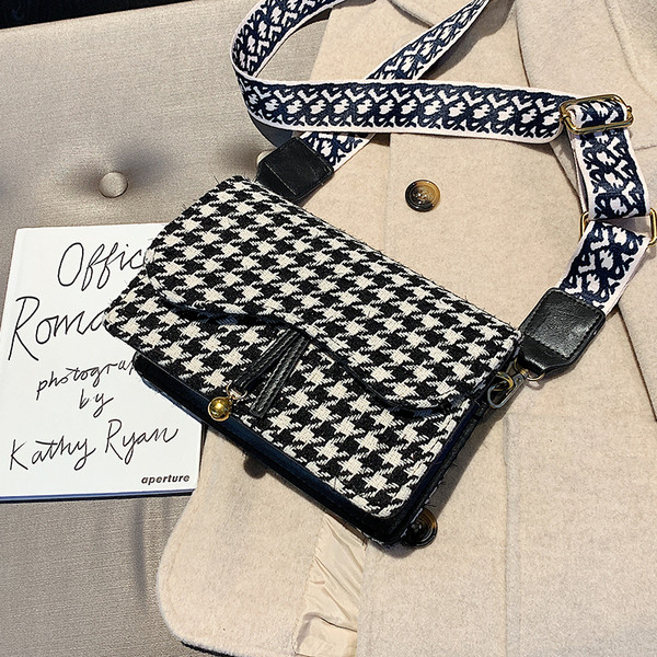 Geanta de dama moderna cu pandantiv in verde, negru, maro si albastru